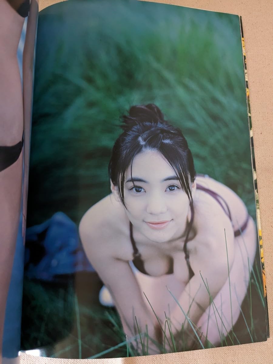 Amazon.co.jp: 倉科カナファースト写真集『Sunny Flower』初版 : おもちゃ